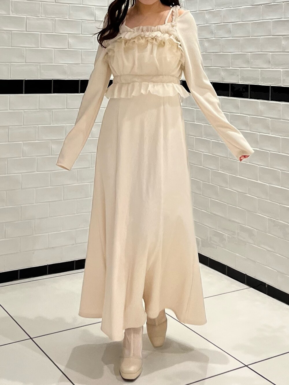 ホワイト系のワンピース、ホワイト系のブーツを着用したレディースの冬コーディネートの3枚目の写真