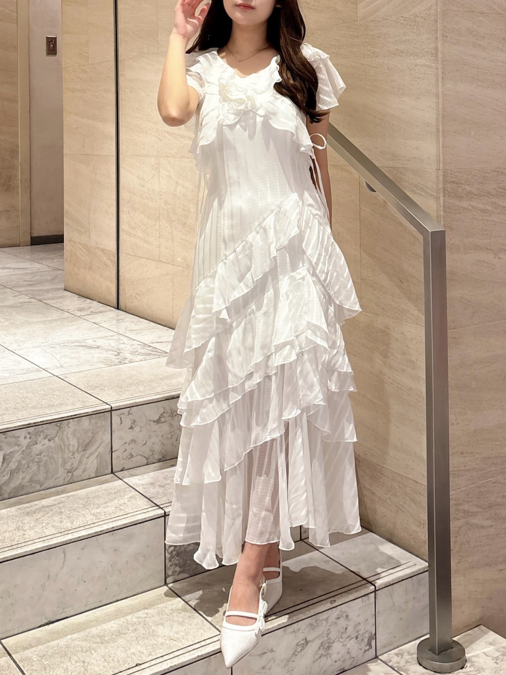 ホワイト系のワンピース、ホワイト系のパンプスを着用したレディースの春コーディネートの4枚目の写真