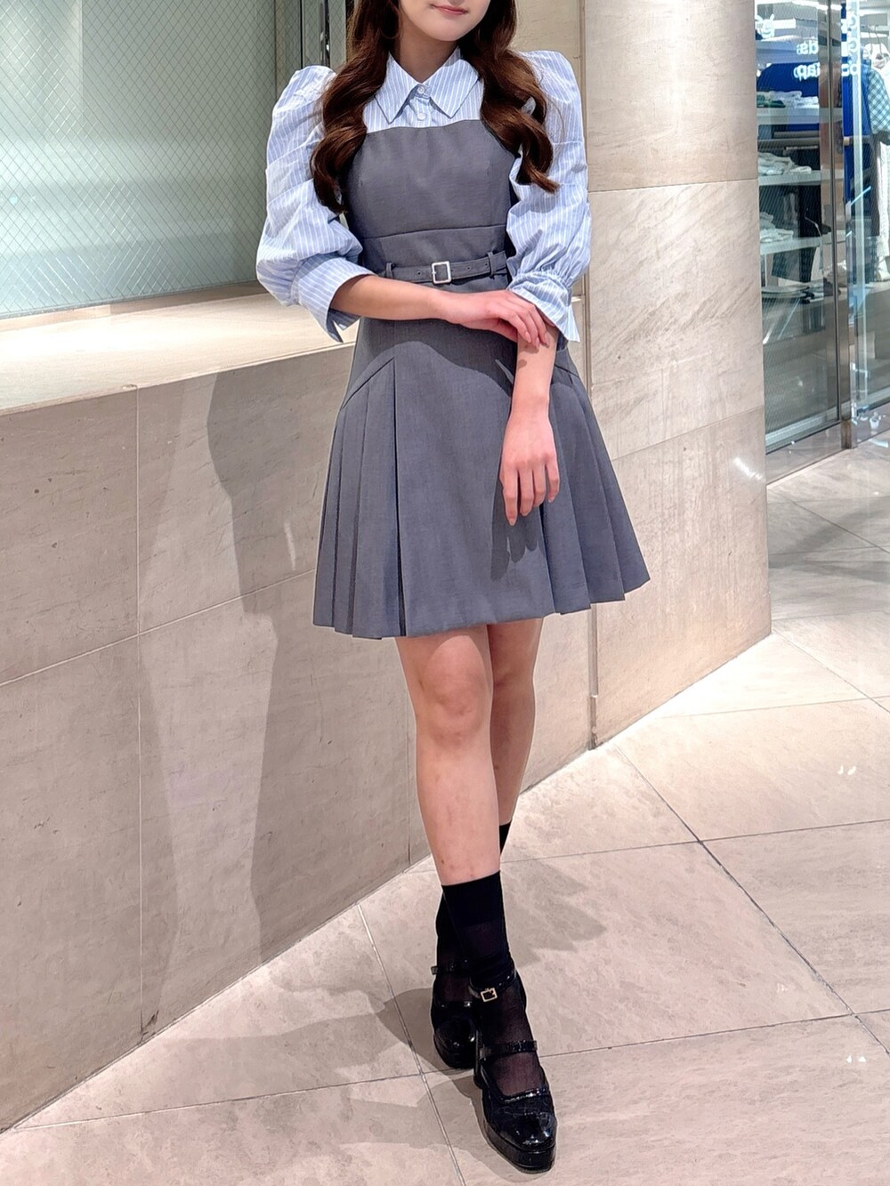 グレー系のワンピースを着用したレディースの秋コーディネートの5枚目の写真