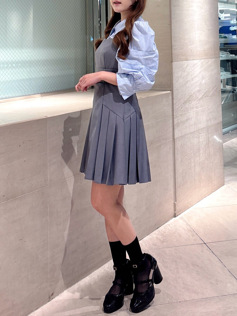 グレー系のワンピースを着用したレディースの秋コーディネートの6枚目の写真