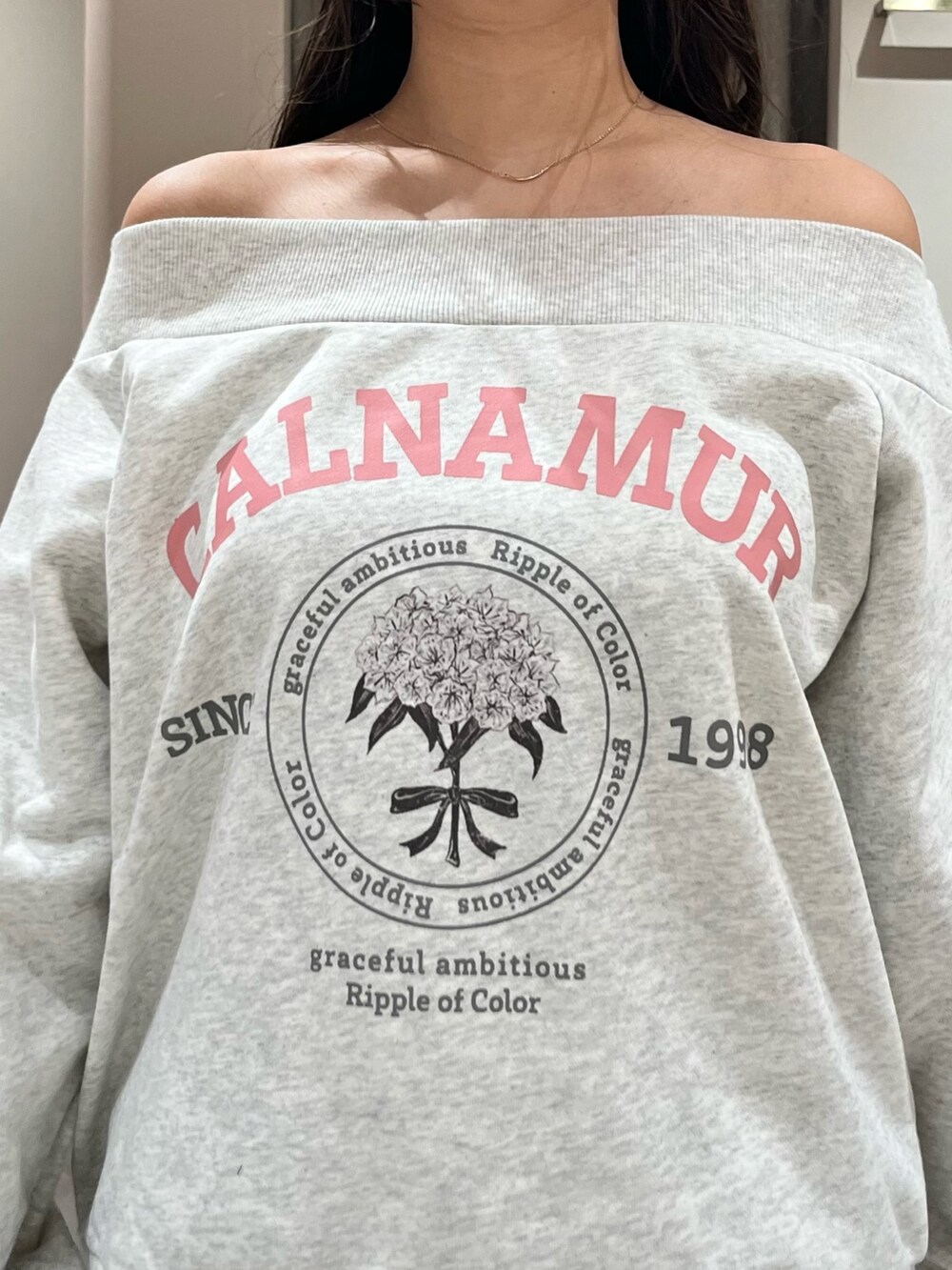 グレー系のスウェット、ホワイト系のスカート、ホワイト系のブーツを着用したレディースの春コーディネートの10枚目の写真