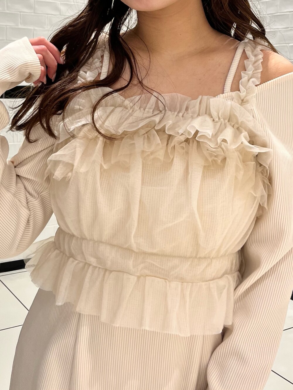 ホワイト系のワンピース、ホワイト系のブーツを着用したレディースの冬コーディネートの8枚目の写真