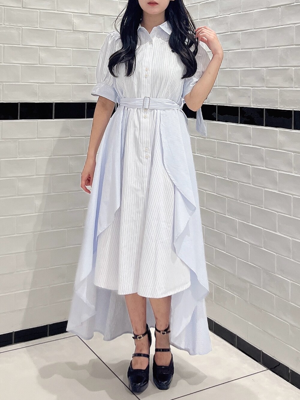 ブルー系のワンピース、ブラック系のパンプスを着用したレディースの秋コーディネートの2枚目の写真