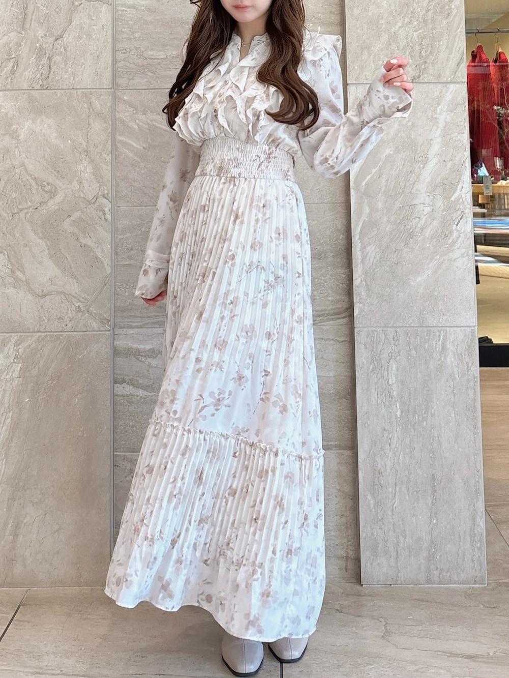 ホワイト系のワンピース、ベージュ系のブーツを着用したレディースの冬コーディネートの5枚目の写真