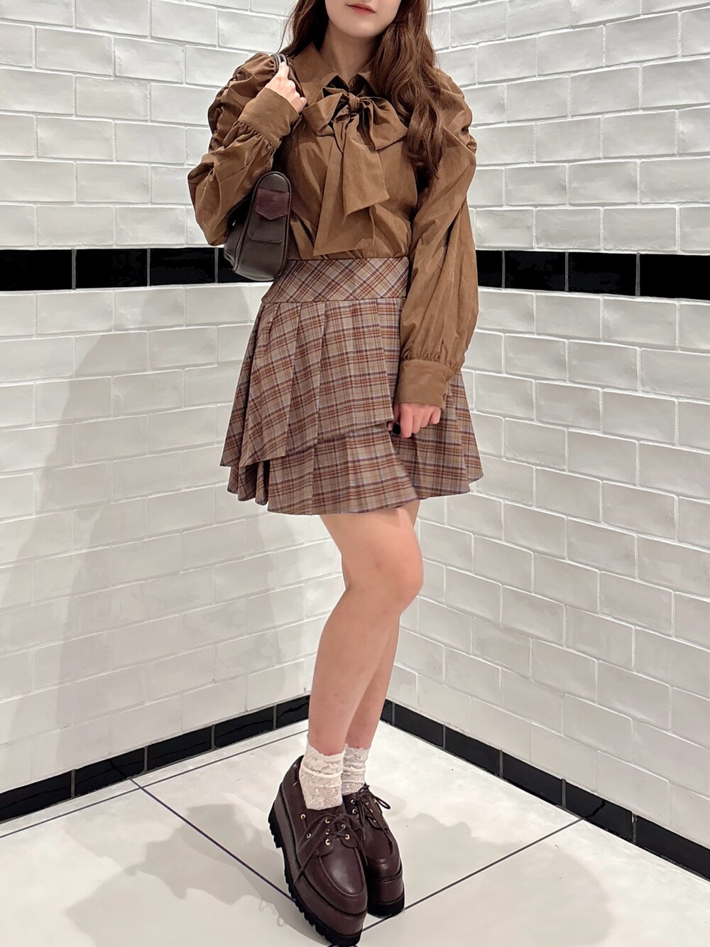 ブラウン系のシャツ/ブラウス、ブラウン系のボストンバッグ、ブラウン系のスカートを着用したレディースの秋コーディネートの3枚目の写真