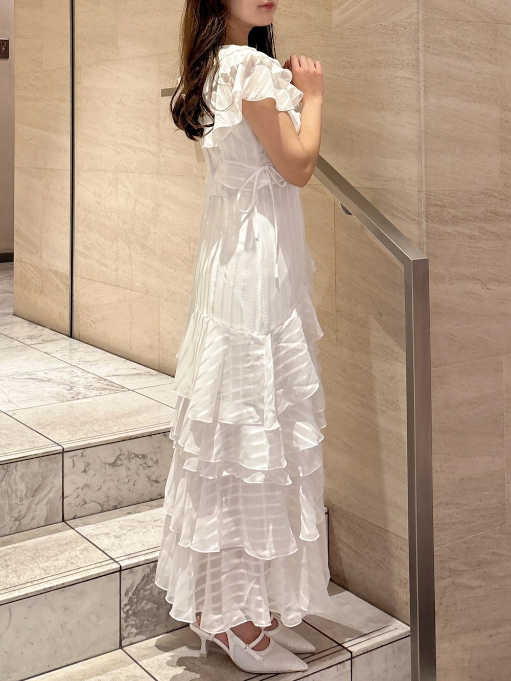 ホワイト系のワンピース、ホワイト系のパンプスを着用したレディースの春コーディネートの7枚目の写真