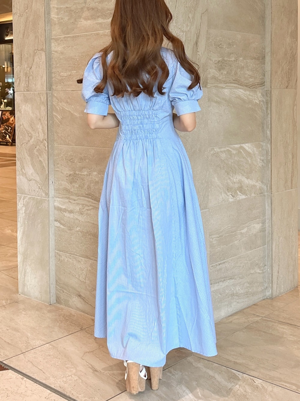 ブルー系のワンピース、ホワイト系のサンダルを着用したレディースの夏コーディネートの6枚目の写真