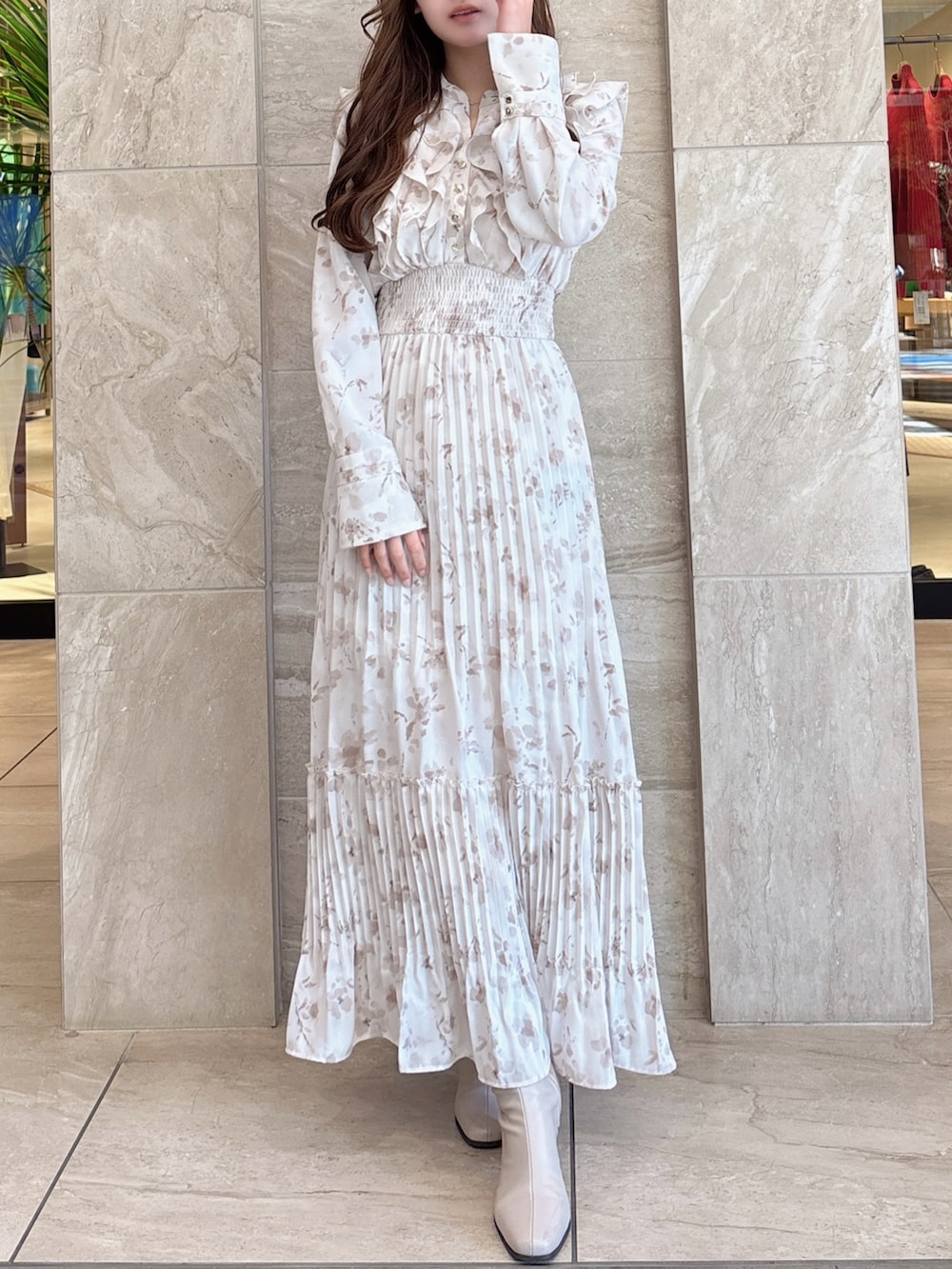 ホワイト系のワンピース、ベージュ系のブーツを着用したレディースの冬コーディネートの4枚目の写真