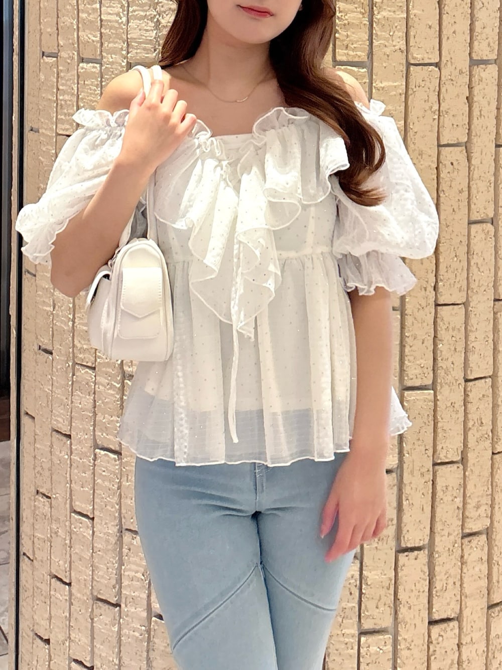 ホワイト系のシャツ/ブラウス、ブルー系のデニムパンツ、ホワイト系のサンダルを着用したレディースの夏コーディネートの8枚目の写真