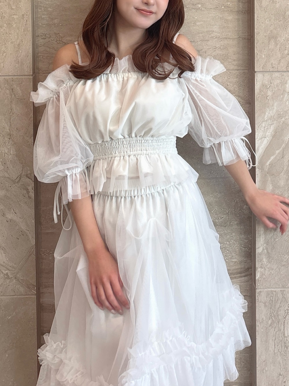 ホワイト系のシャツ/ブラウス、ホワイト系のスカート、ホワイト系のサンダルを着用したレディースの夏コーディネートの6枚目の写真