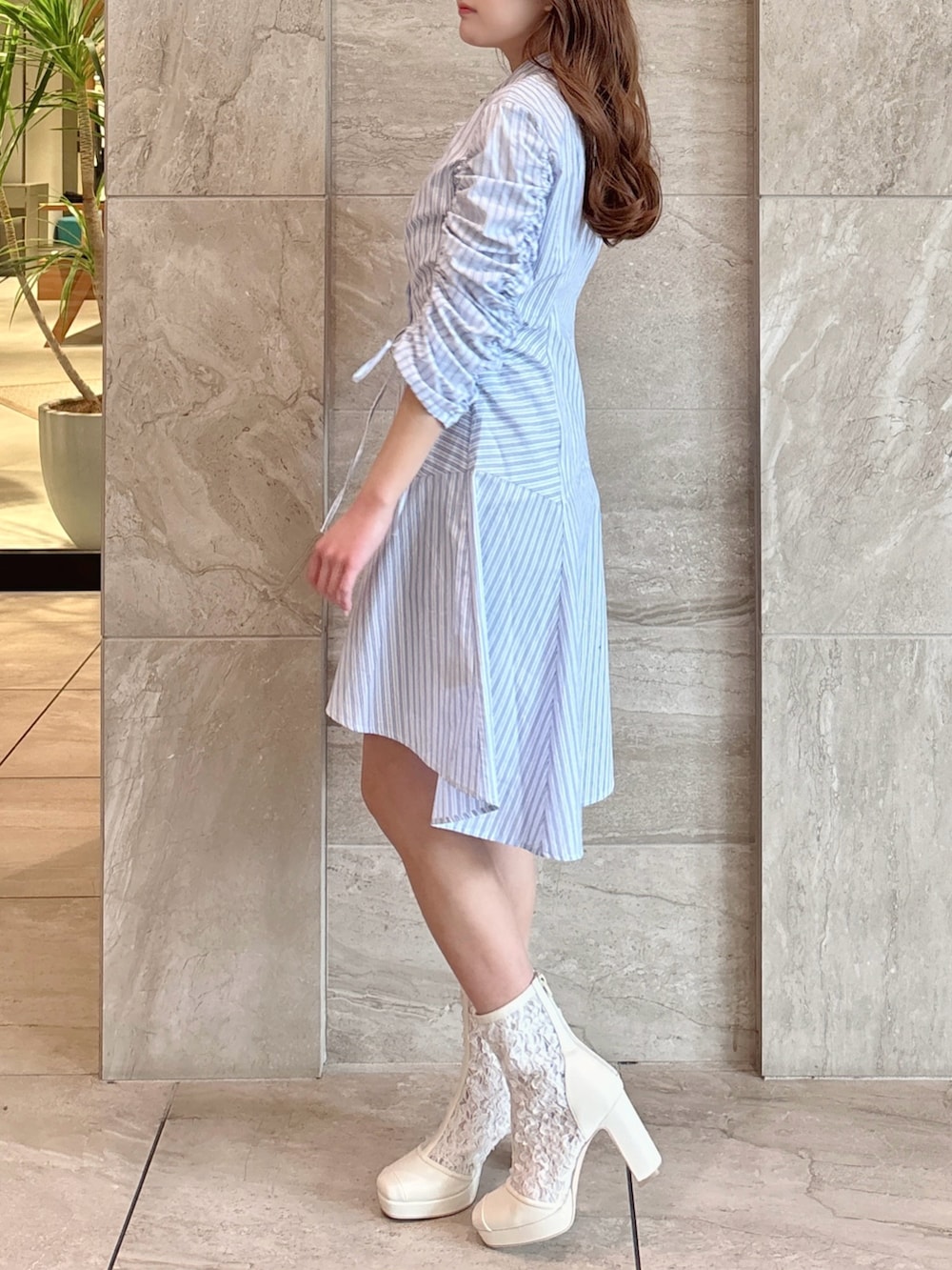 その他のワンピース、ブルー系のデニムジャケット、ホワイト系のブーツを着用したレディースの春コーディネートの5枚目の写真