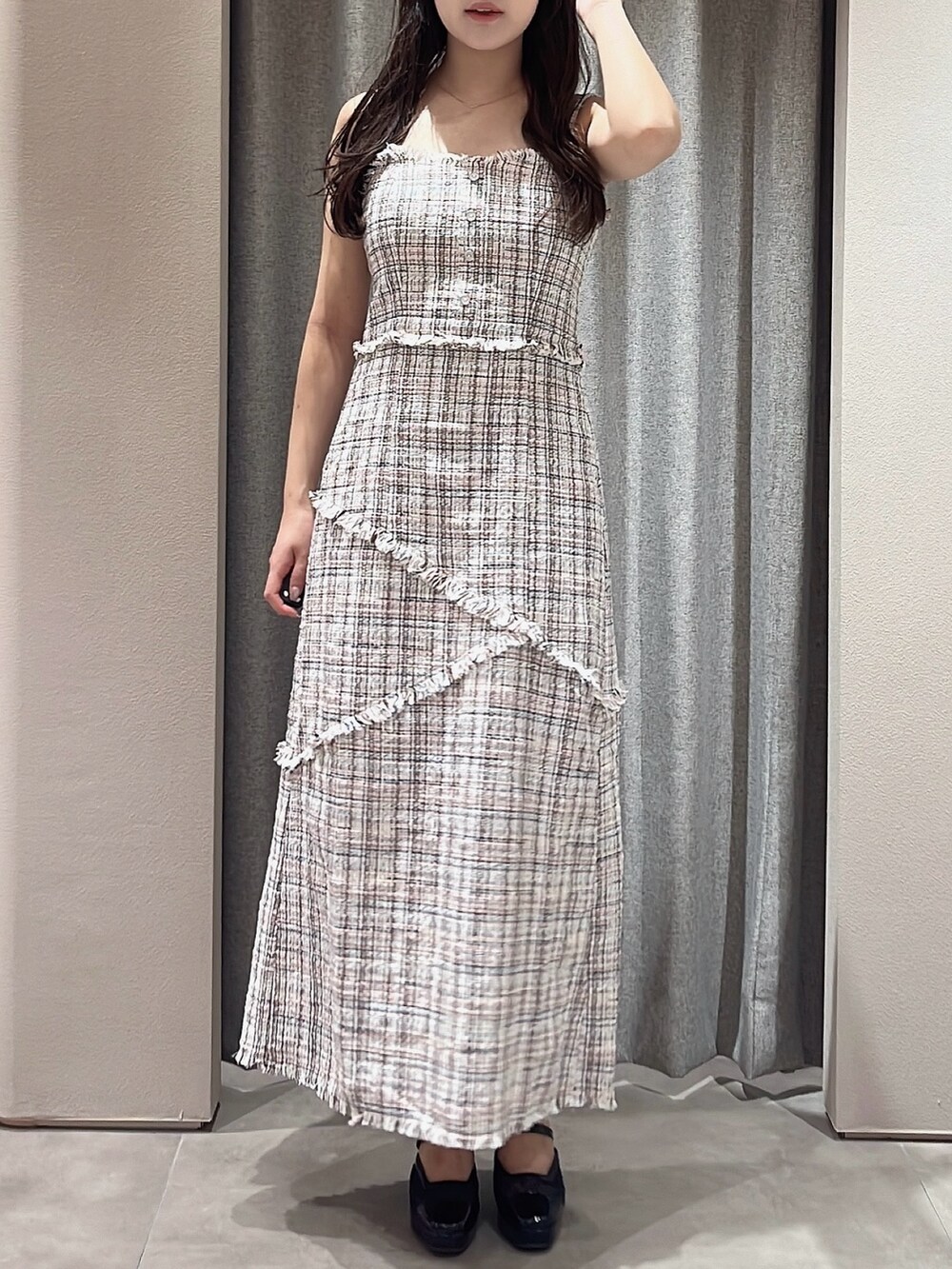 ピンク系のワンピース、ホワイト系のニット/セーター、ブラック系のパンプスを着用したレディースの夏コーディネートの2枚目の写真