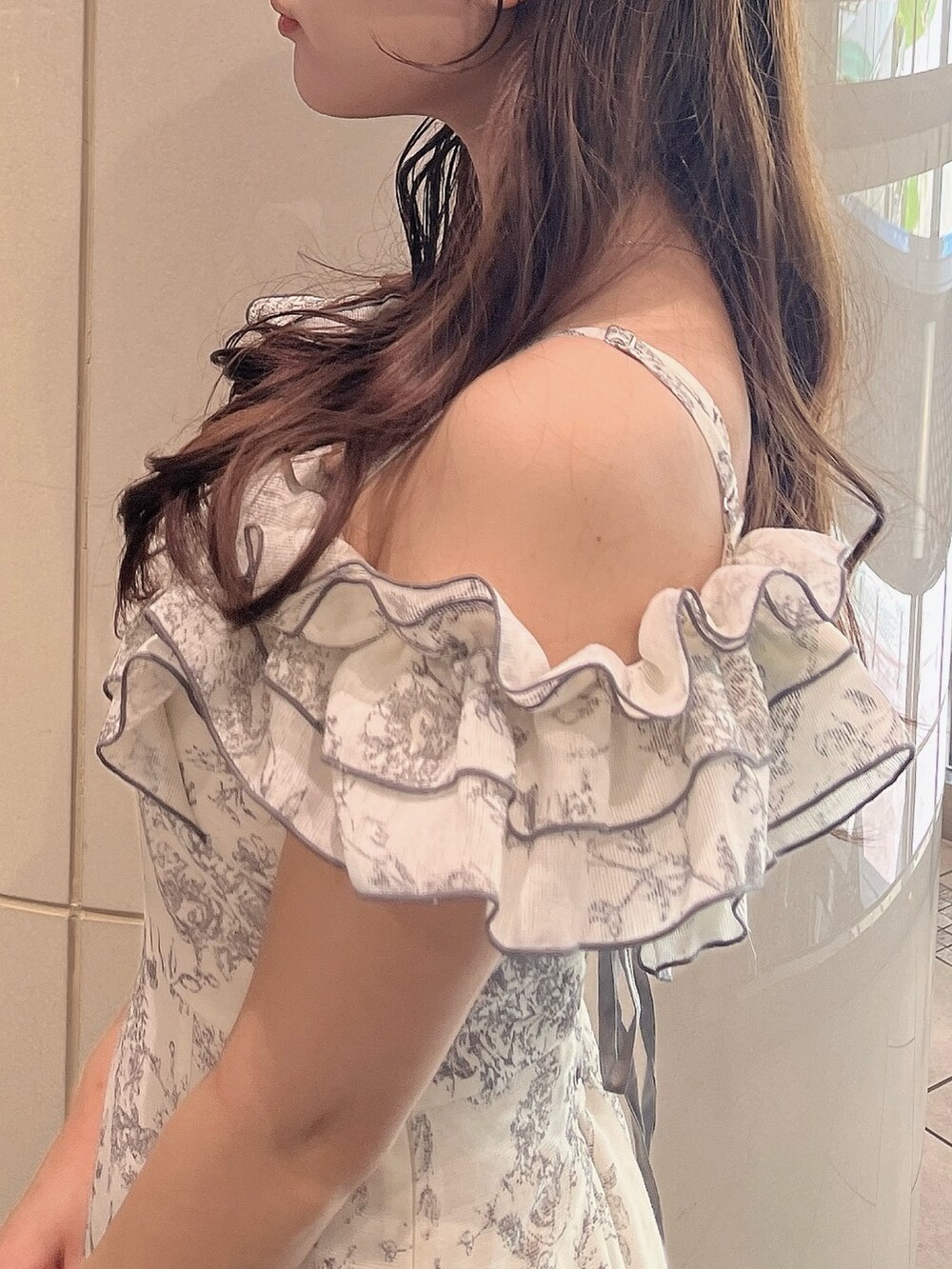 ホワイト系のワンピース、シルバー系のパンプスを着用したレディースの夏コーディネートの7枚目の写真