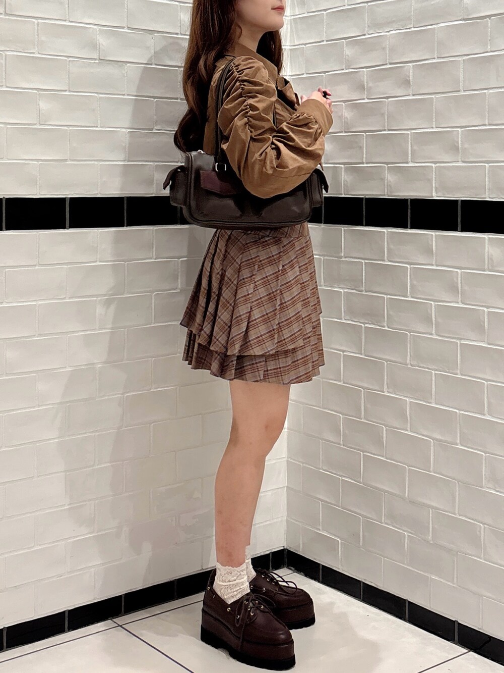 ブラウン系のシャツ/ブラウス、ブラウン系のボストンバッグ、ブラウン系のスカートを着用したレディースの秋コーディネートの8枚目の写真