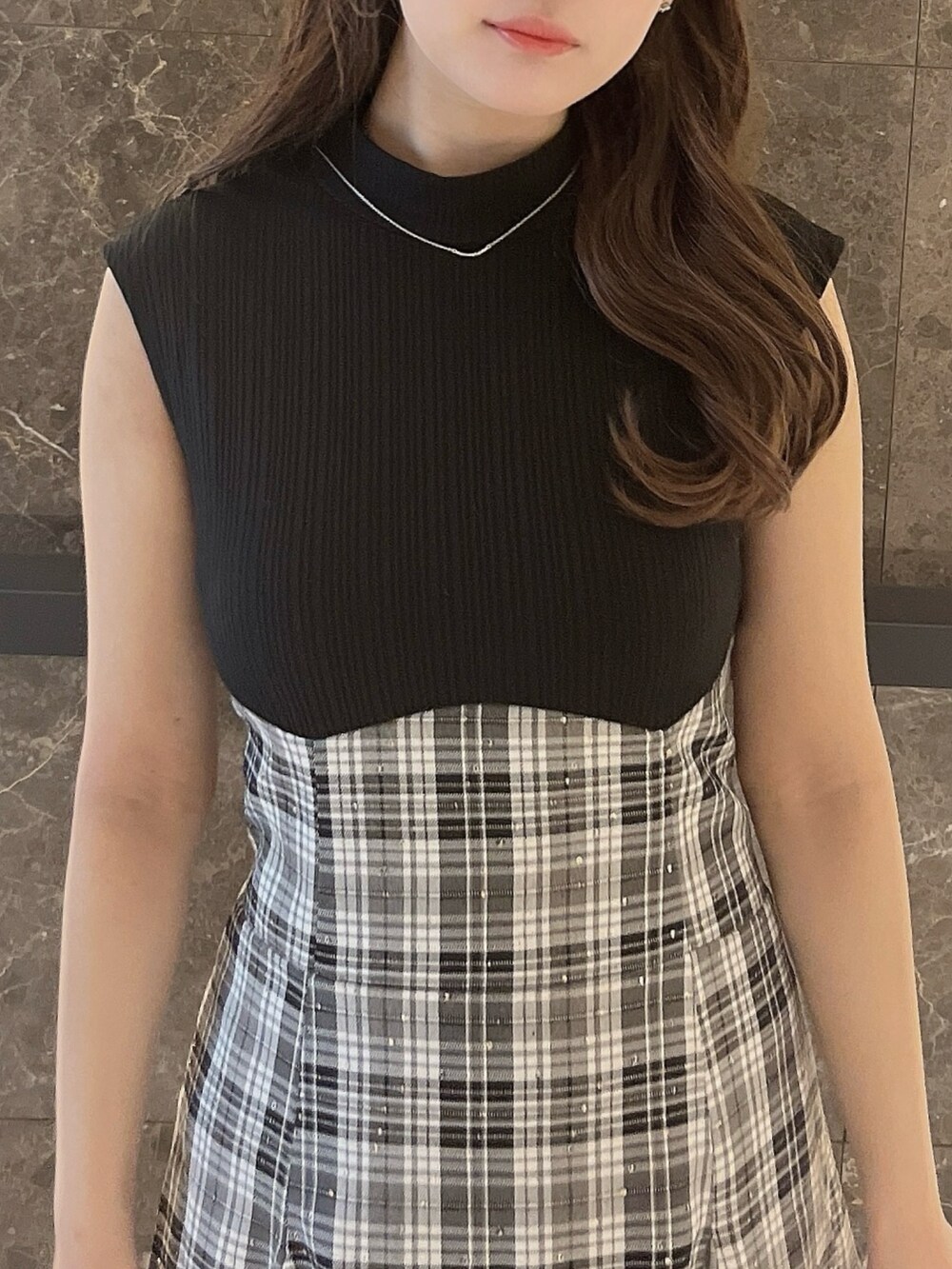 グレー系のニット/セーター、ブラック系のワンピース、ブラック系のパンプスを着用したレディースの夏コーディネートの10枚目の写真