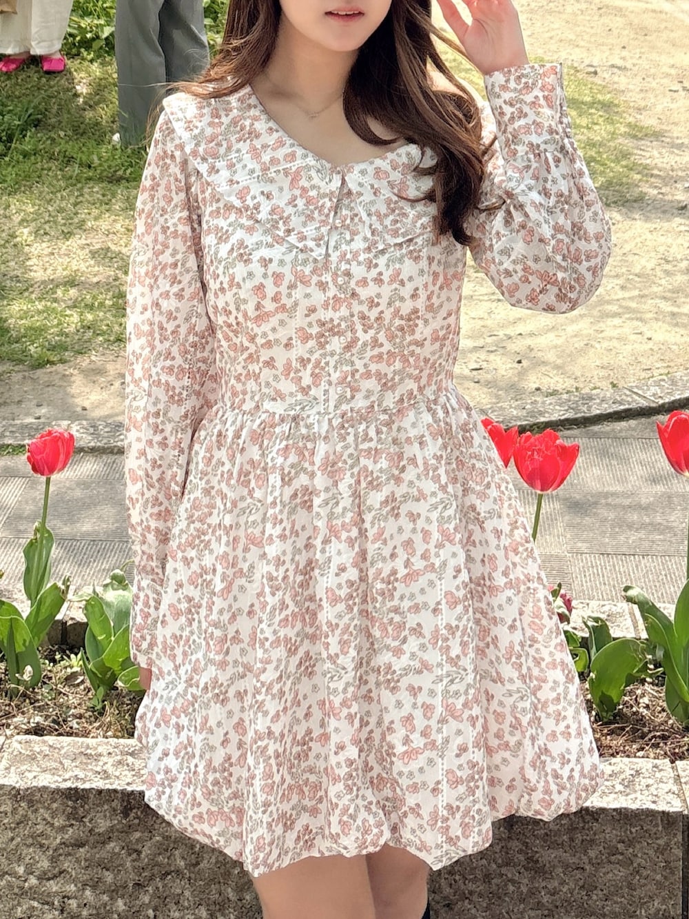 オレンジ系のワンピース、ブラウン系のローファーを着用したレディースの春コーディネートの10枚目の写真