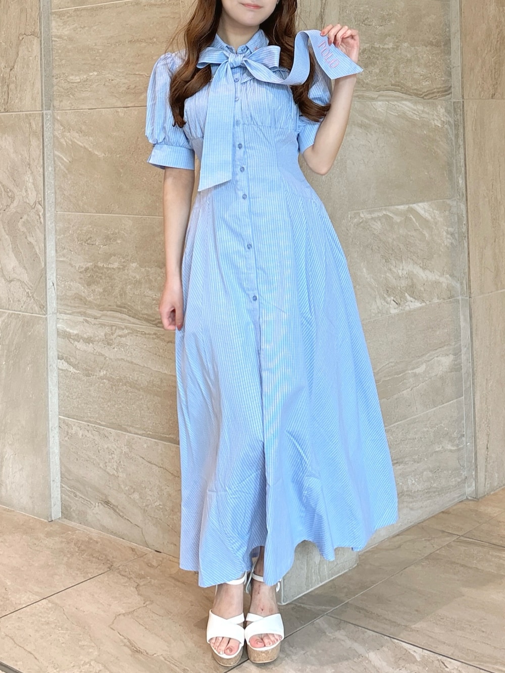 ブルー系のワンピース、ホワイト系のサンダルを着用したレディースの夏コーディネートの2枚目の写真