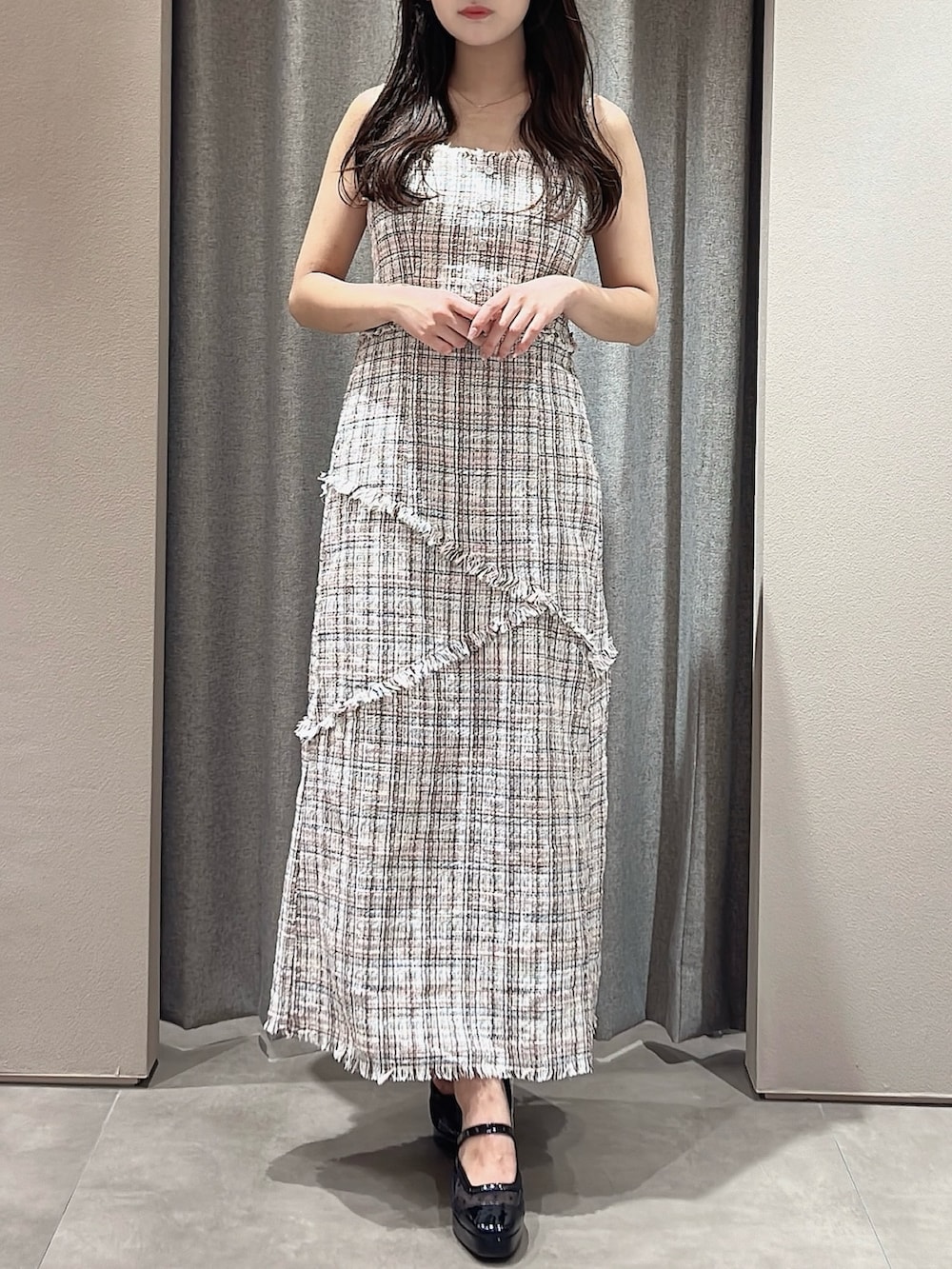 ピンク系のワンピース、ホワイト系のニット/セーター、ブラック系のパンプスを着用したレディースの夏コーディネートの3枚目の写真