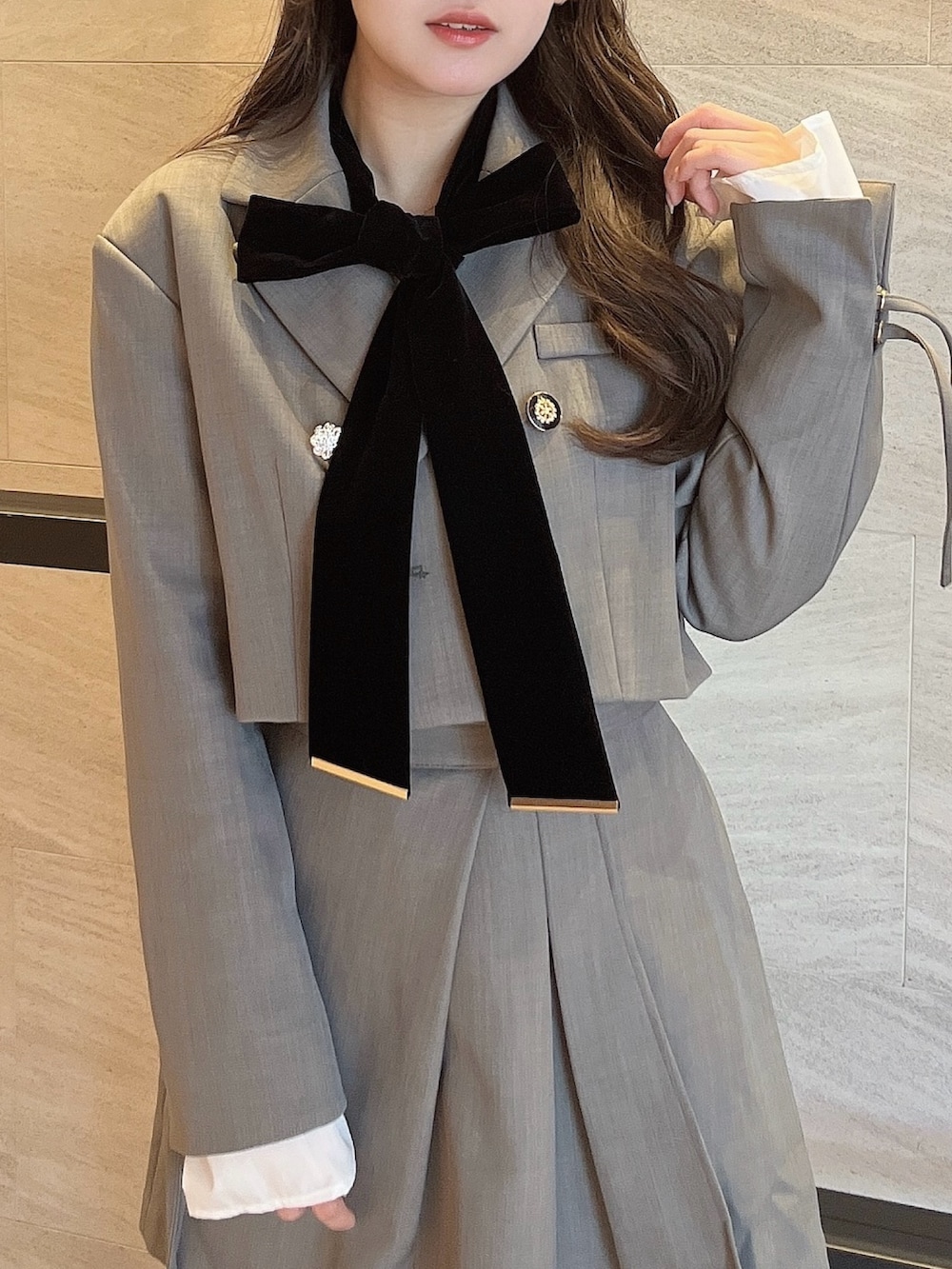 グレー系のテーラードジャケット、グレー系のスカート、その他のシャツ/ブラウスを着用したレディースの秋コーディネートの8枚目の写真