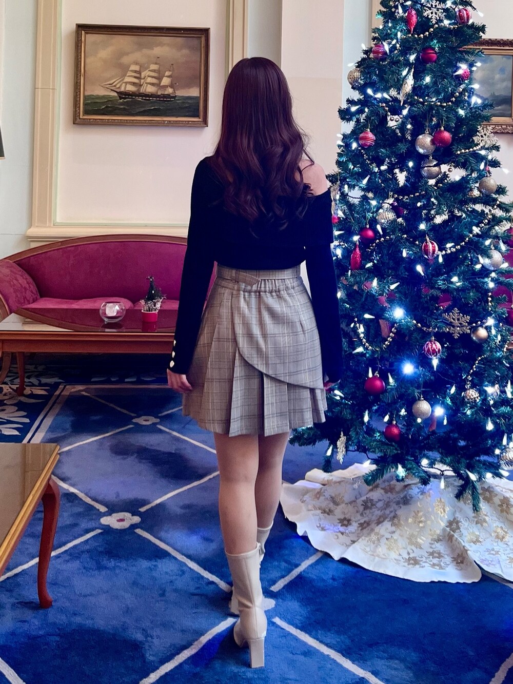 その他のスカート、ホワイト系のニット/セーター、ホワイト系のブーツを着用したレディースの冬コーディネートの4枚目の写真