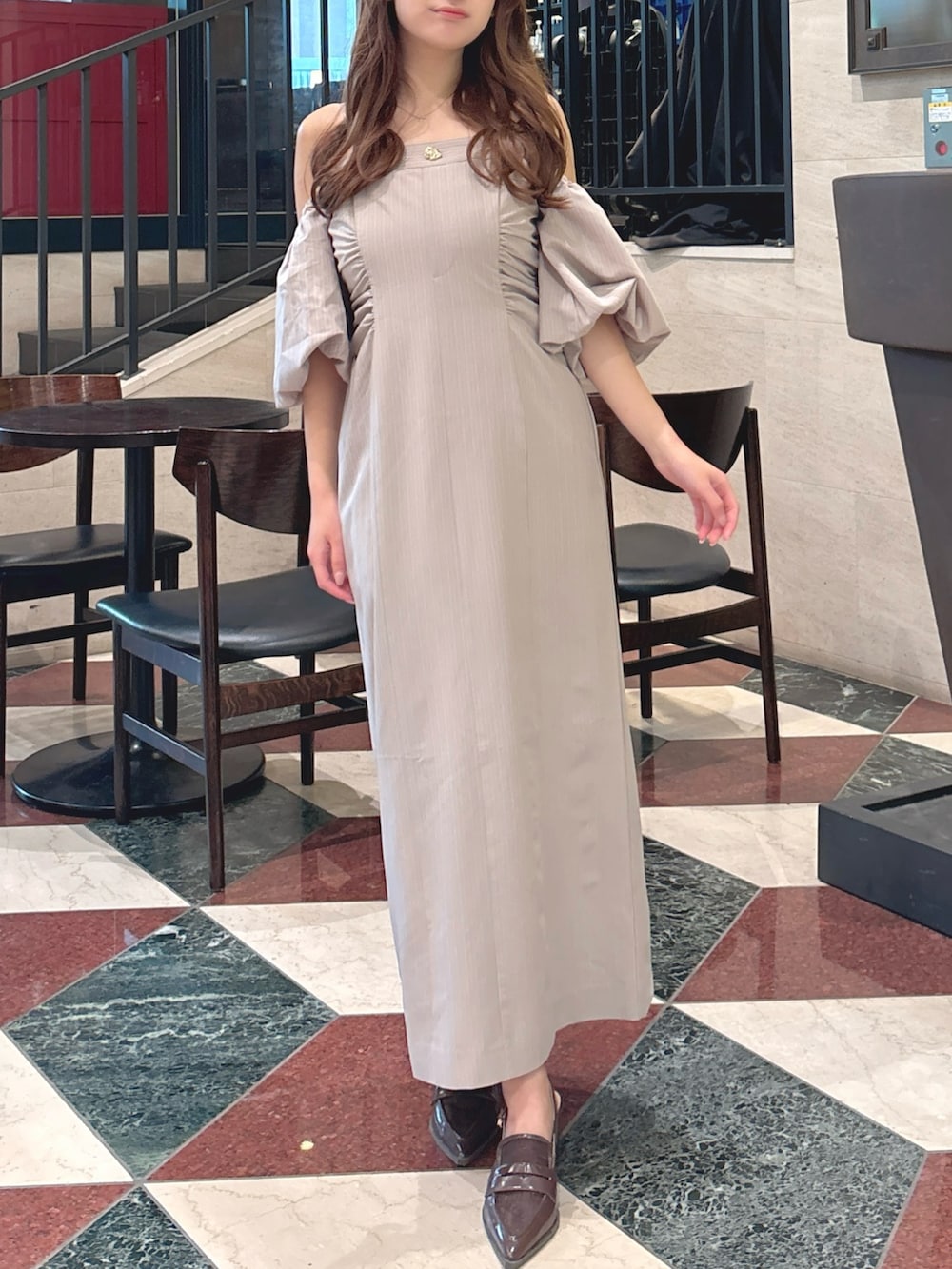 グレー系のワンピース、ブラウン系のローファーを着用したレディースの春コーディネートの3枚目の写真