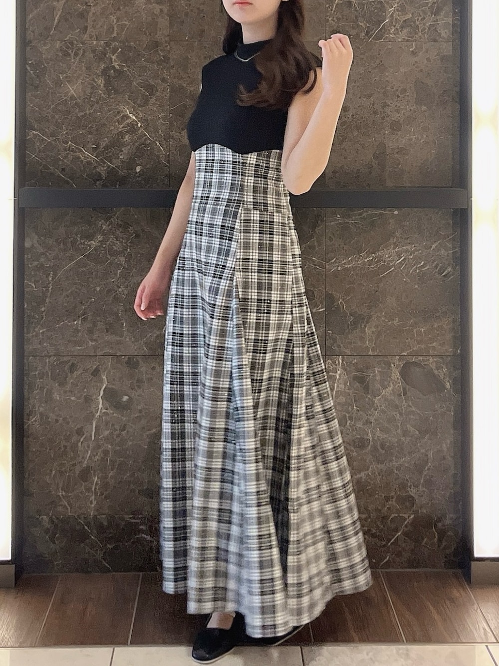 グレー系のニット/セーター、ブラック系のワンピース、ブラック系のパンプスを着用したレディースの夏コーディネートの8枚目の写真