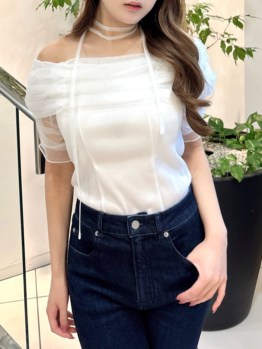 ホワイト系のTシャツ/カットソー、ブルー系のデニムパンツ、ホワイト系のサンダルを着用したレディースの夏コーディネートの8枚目の写真