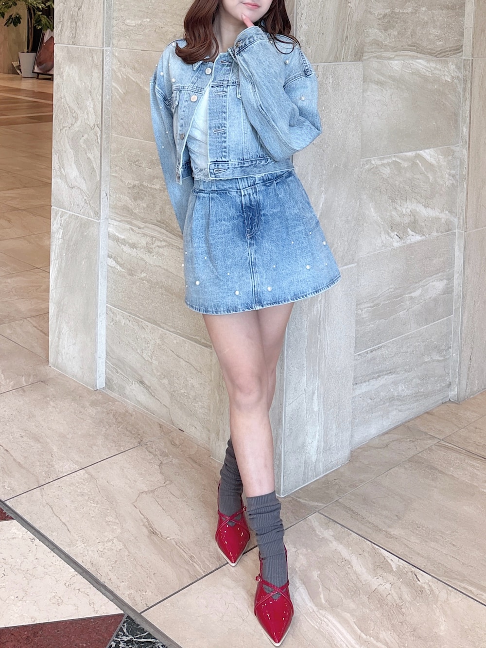 ブルー系のデニムジャケット、ブルー系のデニムパンツ、ホワイト系のキャミソールを着用したレディースの春コーディネートの5枚目の写真