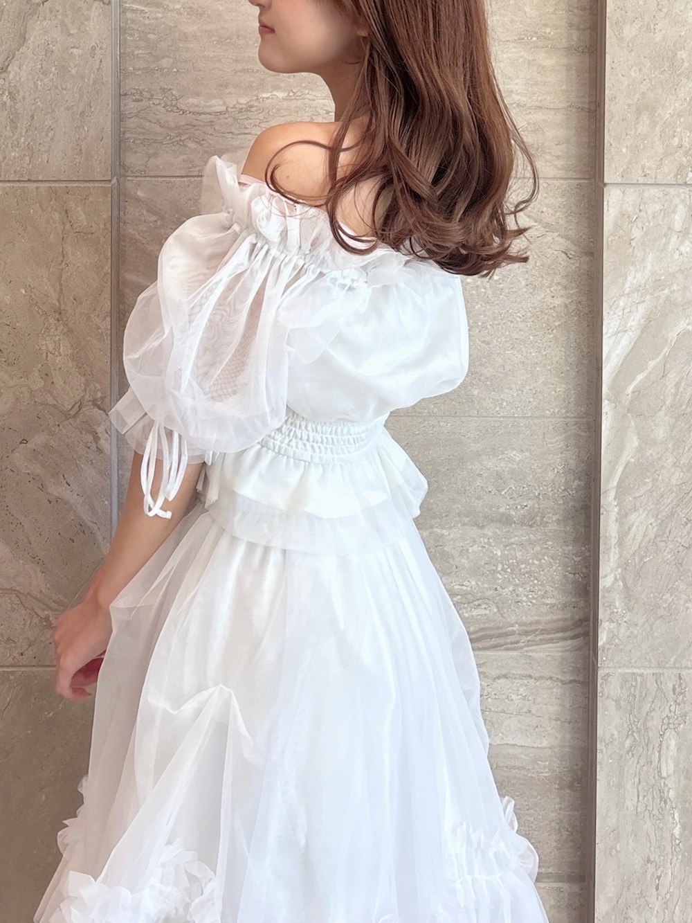 ホワイト系のシャツ/ブラウス、ホワイト系のスカート、ホワイト系のサンダルを着用したレディースの夏コーディネートの7枚目の写真