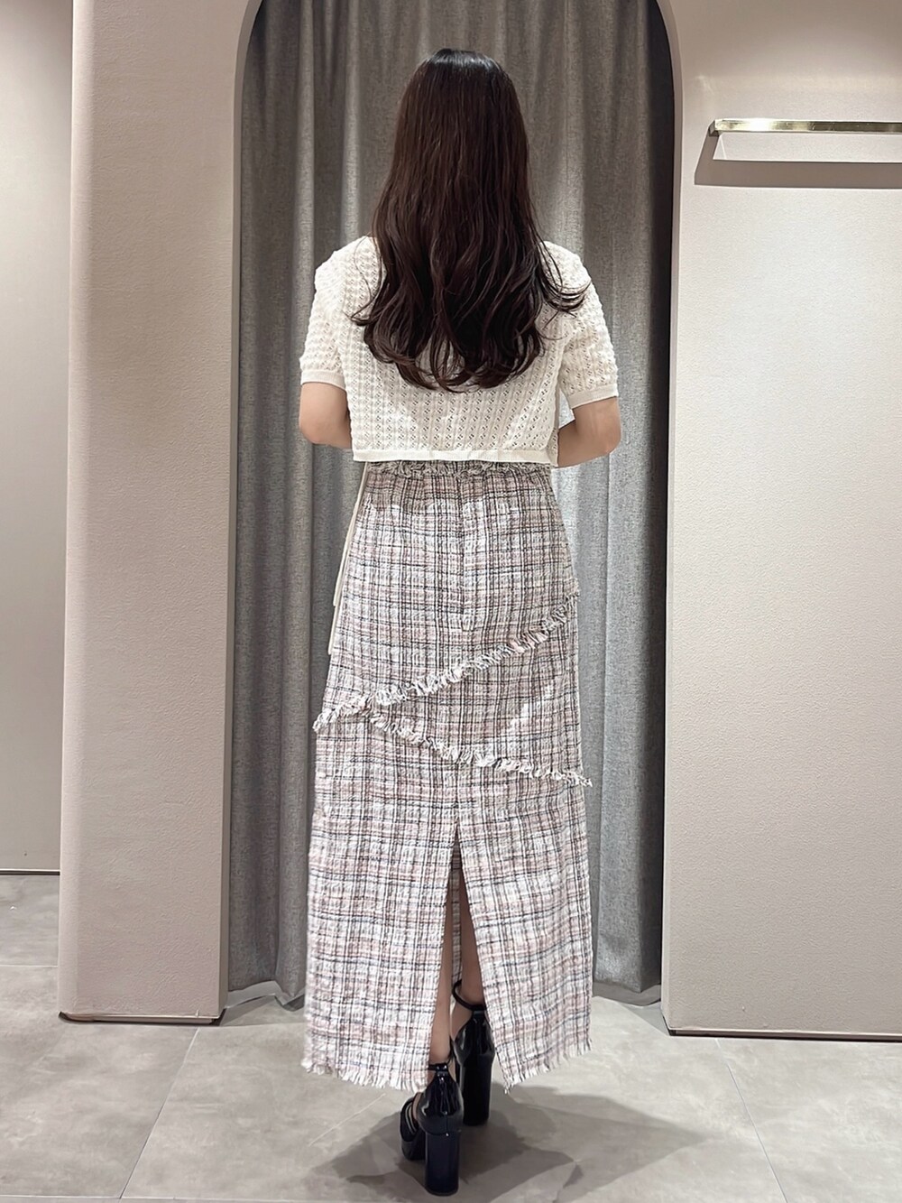 ピンク系のワンピース、ホワイト系のニット/セーター、ブラック系のパンプスを着用したレディースの夏コーディネートの5枚目の写真