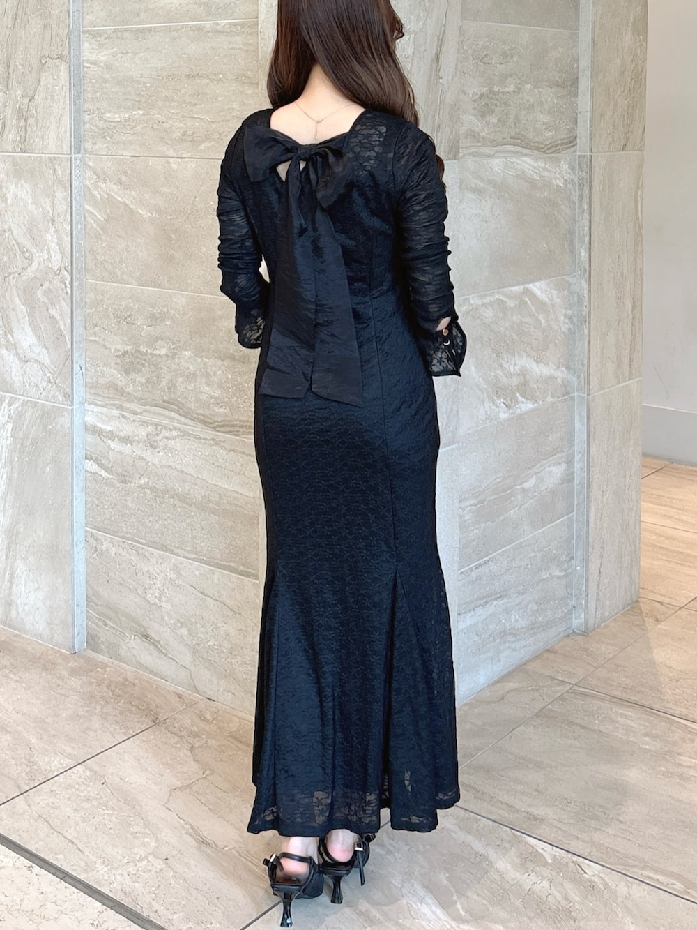 ブラック系のワンピース、ブラック系のパンプスを着用したレディースの春コーディネートの8枚目の写真