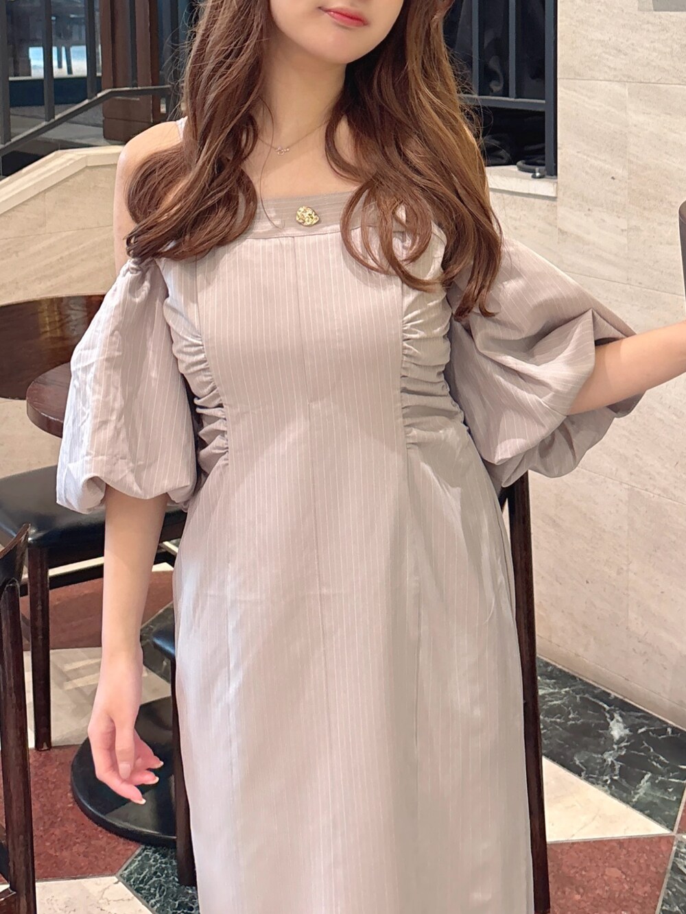 グレー系のワンピース、ブラウン系のローファーを着用したレディースの春コーディネートの10枚目の写真