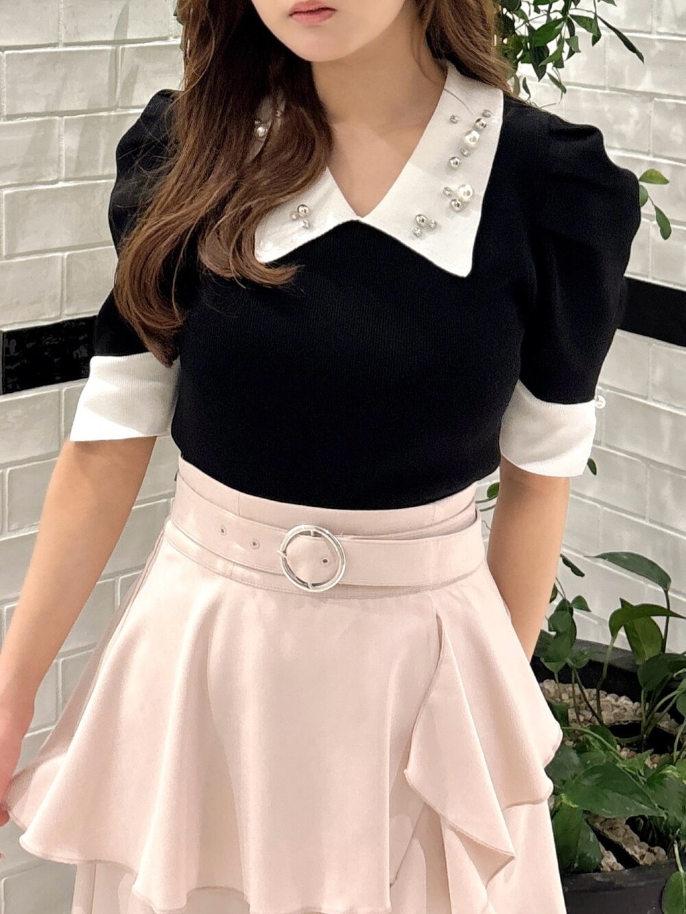 ピンク系のスカート、ホワイト系のサンダル、その他のニット/セーターを着用したレディースの夏コーディネートの6枚目の写真