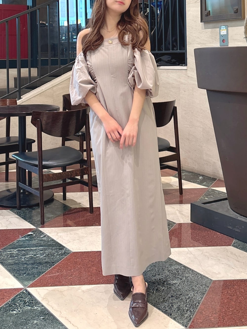 グレー系のワンピース、ブラウン系のローファーを着用したレディースの春コーディネートの4枚目の写真