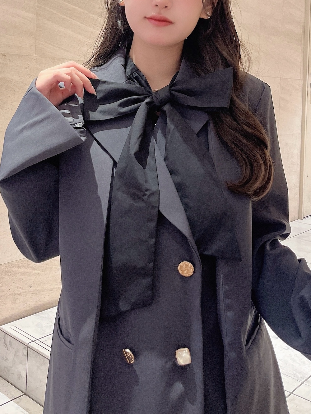 グレー系のテーラードジャケット、ブラック系のシャツ/ブラウス、グレー系のその他パンツを着用したレディースの秋コーディネートの7枚目の写真