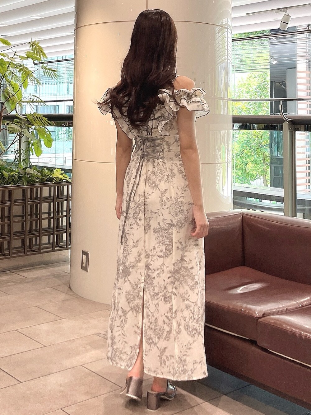 ホワイト系のワンピース、シルバー系のパンプスを着用したレディースの夏コーディネートの5枚目の写真