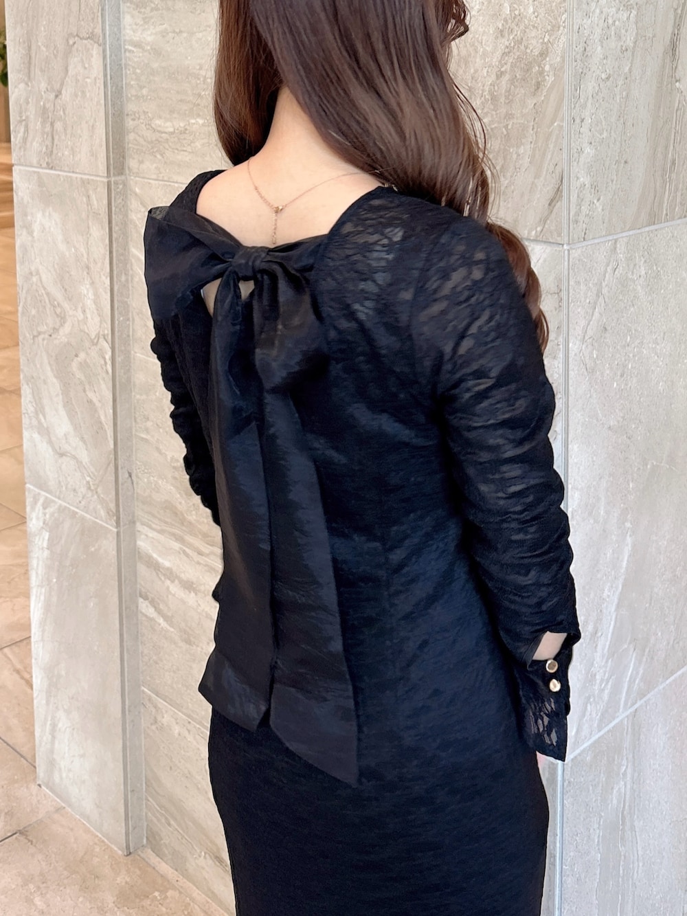 ブラック系のワンピース、ブラック系のパンプスを着用したレディースの春コーディネートの9枚目の写真