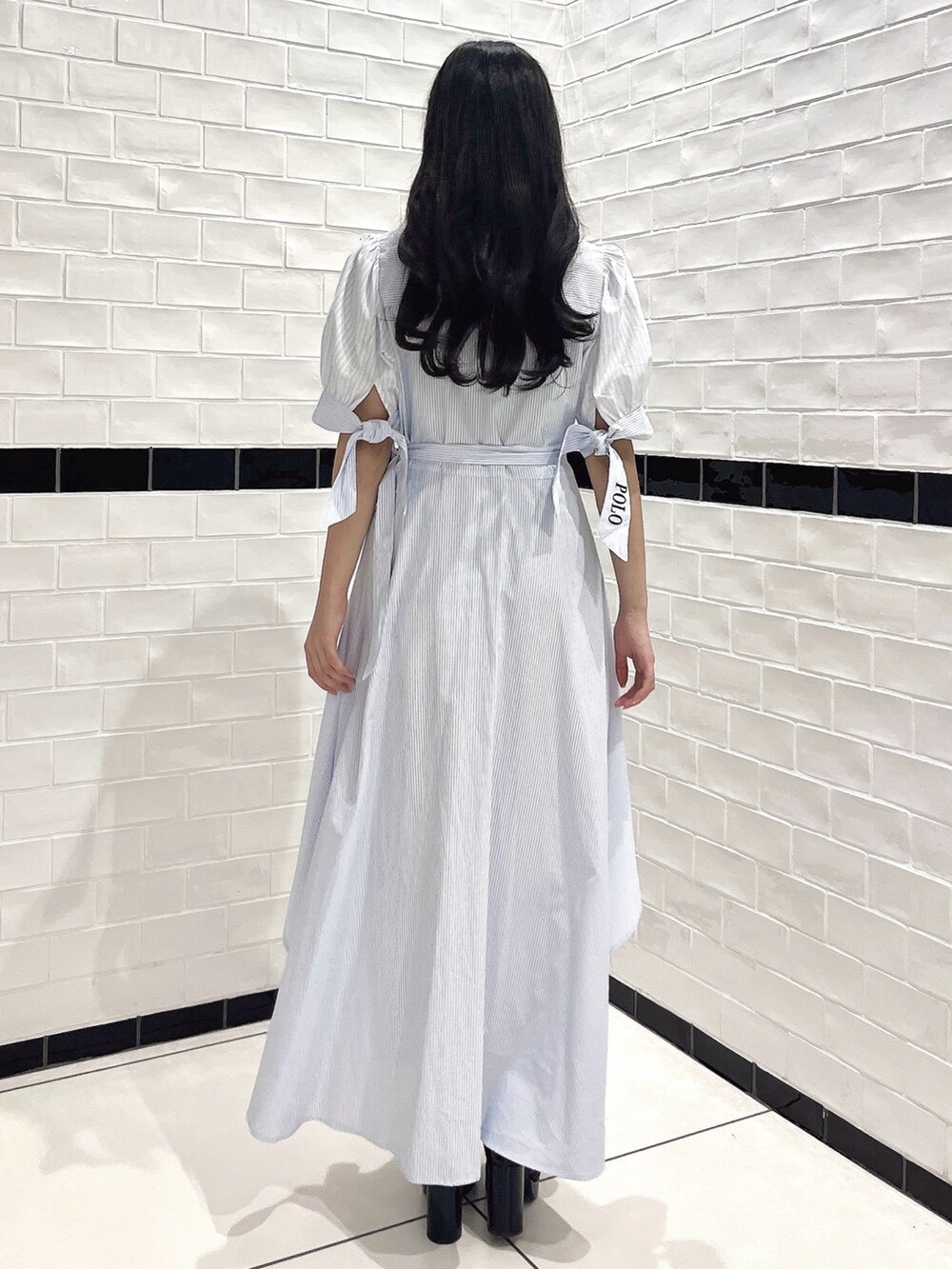 ブルー系のワンピース、ブラック系のパンプスを着用したレディースの秋コーディネートの6枚目の写真