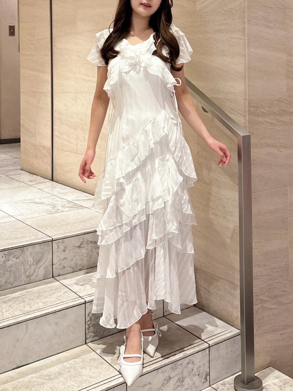 ホワイト系のワンピース、ホワイト系のパンプスを着用したレディースの春コーディネートの2枚目の写真