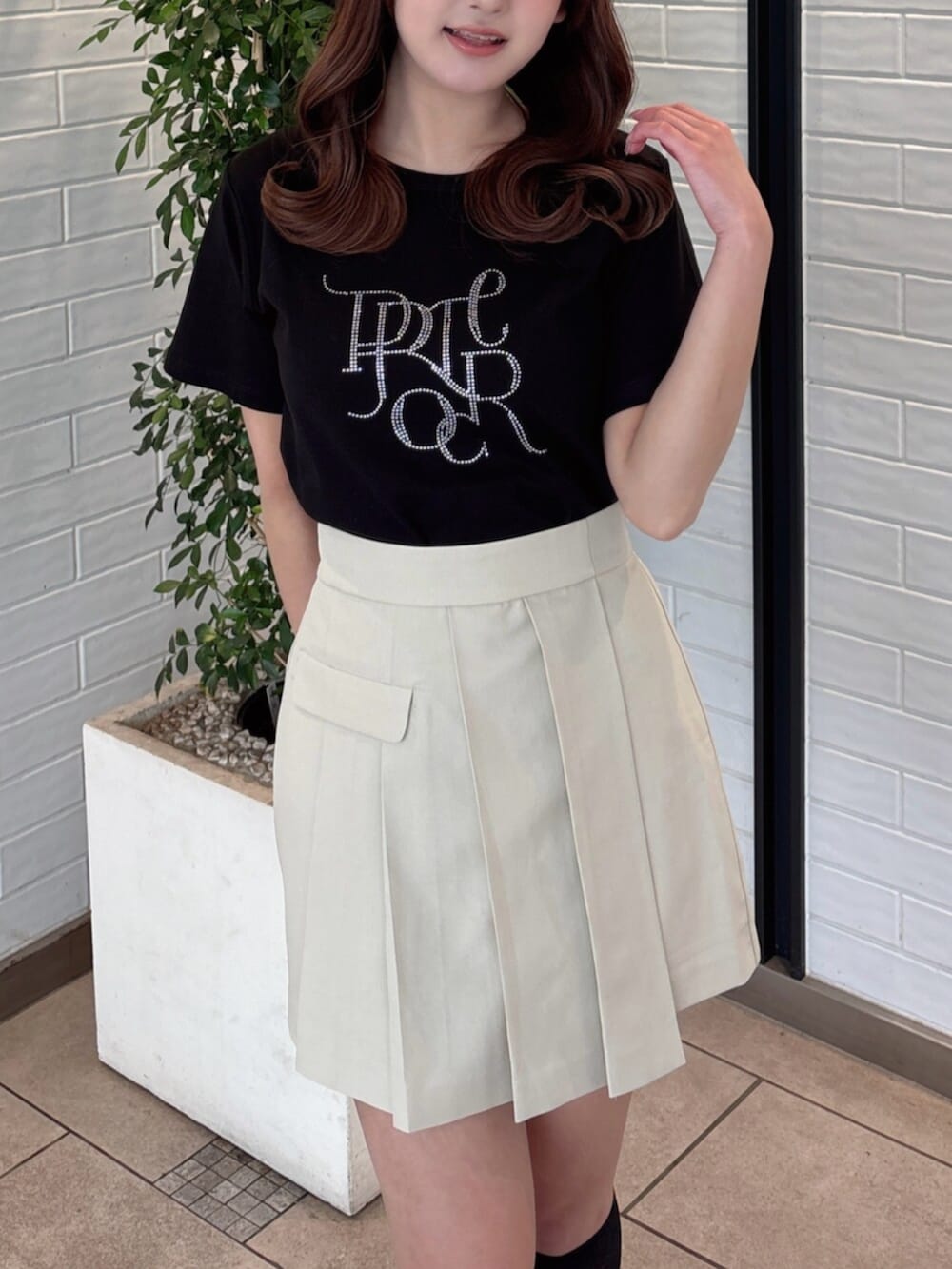 ブラウン系のパンプス、ブラック系のTシャツ/カットソー、ベージュ系のスカートを着用したレディースの夏コーディネートの8枚目の写真