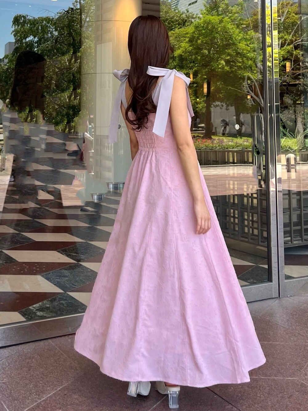 ピンク系のワンピース、ホワイト系のパンプスを着用したレディースの夏コーディネートの6枚目の写真