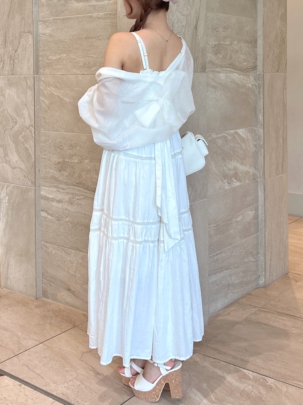 ホワイト系のワンピース、ホワイト系のカーディガン/ボレロ、ホワイト系のボストンバッグを着用したレディースの夏コーディネートの9枚目の写真