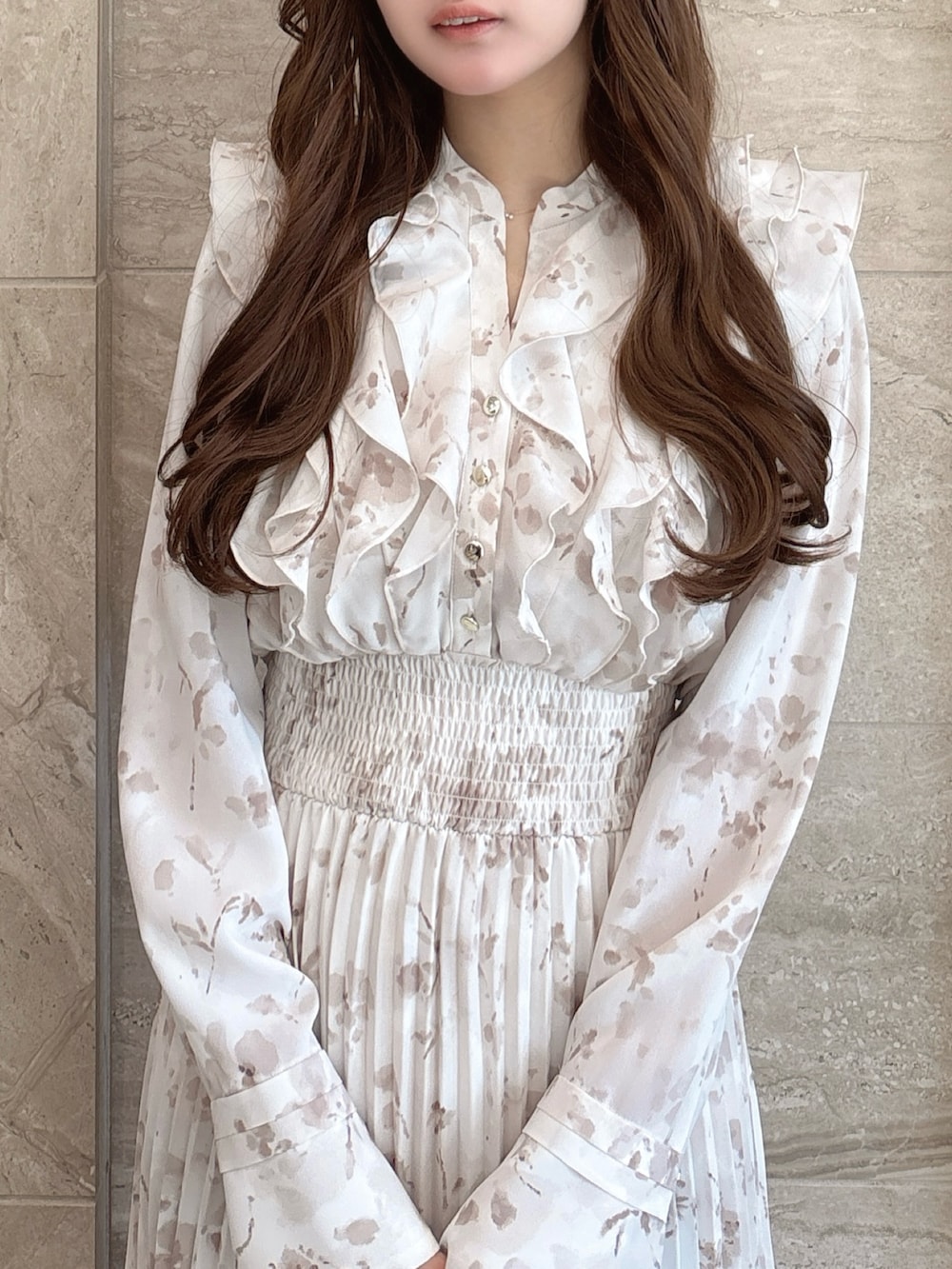 ホワイト系のワンピース、ベージュ系のブーツを着用したレディースの冬コーディネートの9枚目の写真