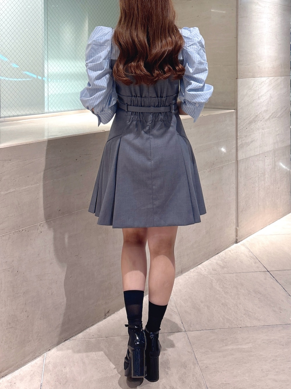 グレー系のワンピースを着用したレディースの秋コーディネートの8枚目の写真