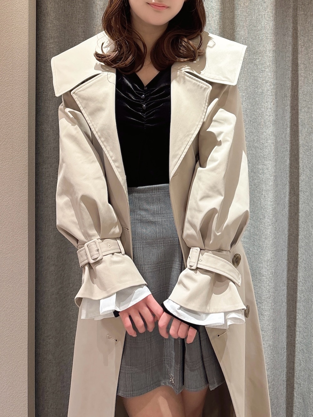 ブラック系のTシャツ/カットソー、ベージュ系のトレンチコート、グレー系のスカートを着用したレディースの春コーディネートの9枚目の写真