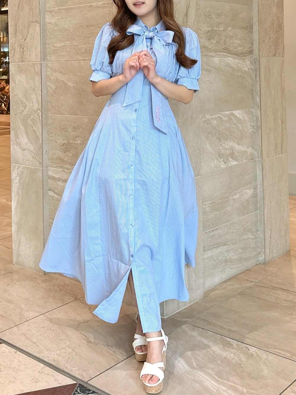 ブルー系のワンピース、ホワイト系のサンダルを着用したレディースの夏コーディネートの3枚目の写真