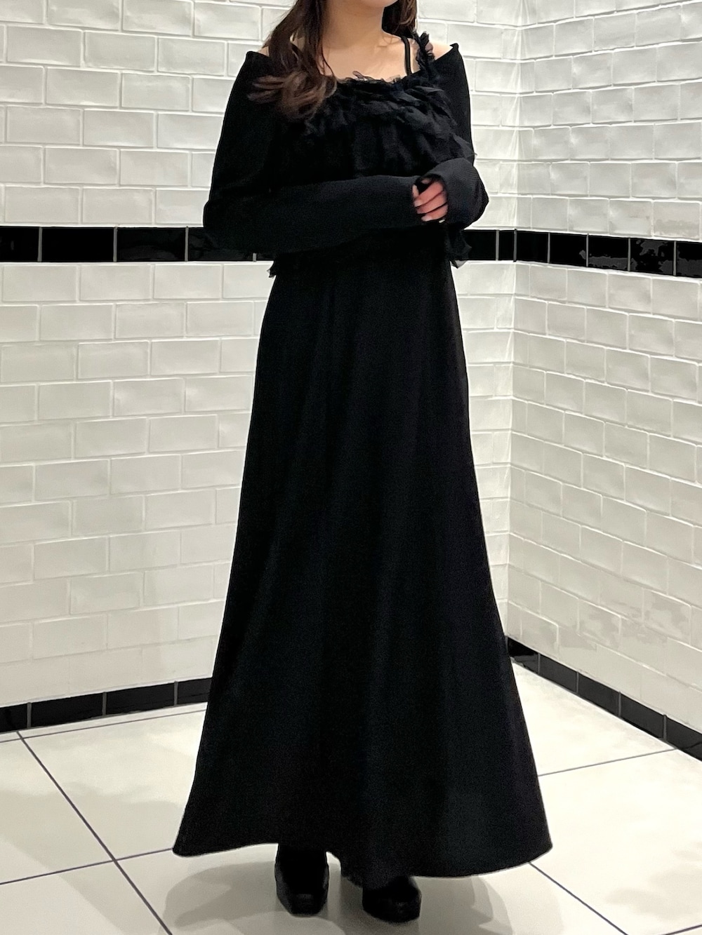 ブラック系のワンピース、ブラック系のブーツを着用したレディースの冬コーディネートの4枚目の写真