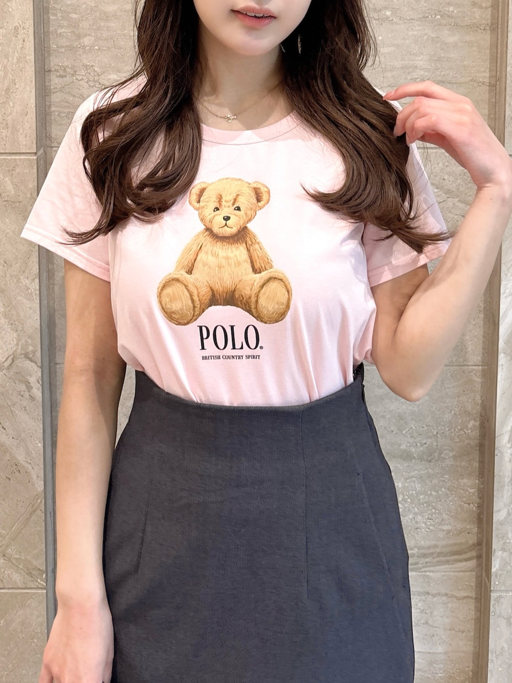 ピンク系のTシャツ/カットソー、グレー系のスカート、ブラック系のブーツを着用したレディースの夏コーディネートの9枚目の写真