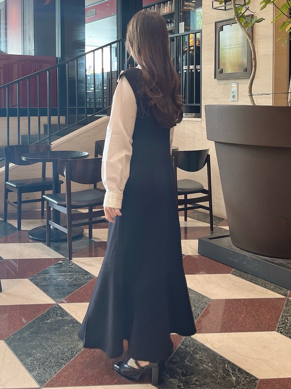 ベージュ系のシャツ/ブラウス、ブラック系のパンプス、ブラック系のワンピースを着用したレディースの秋コーディネートの5枚目の写真