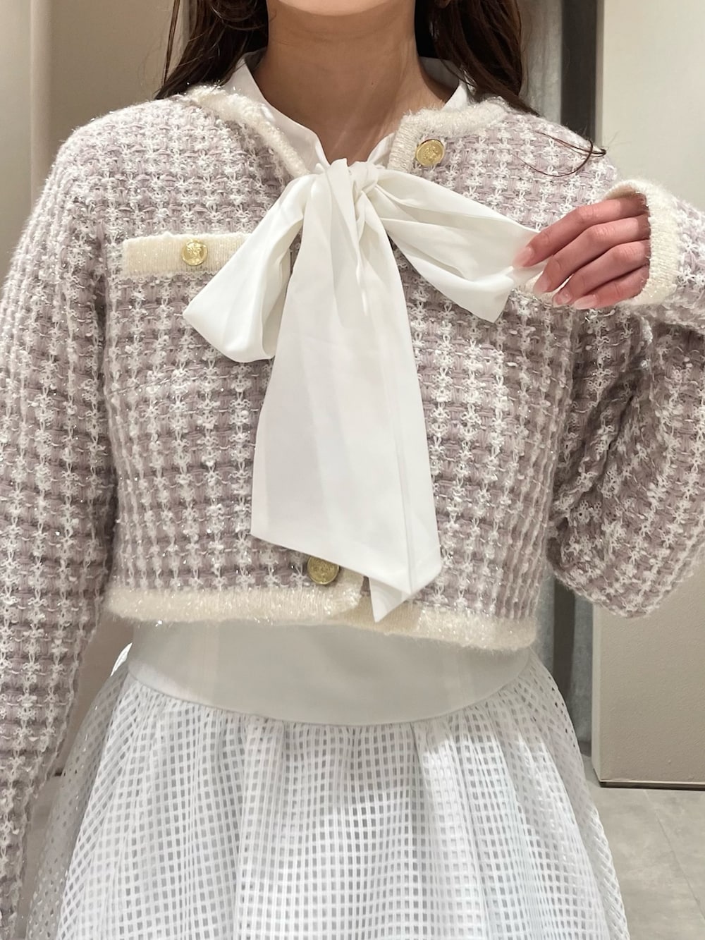 パープル系のノーカラージャケット、ホワイト系のワンピース、ホワイト系のパンプスを着用したレディースの春コーディネートの10枚目の写真